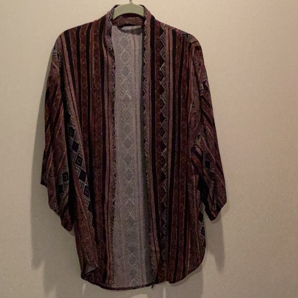 Knot Sisters size small black and burgundy kimono